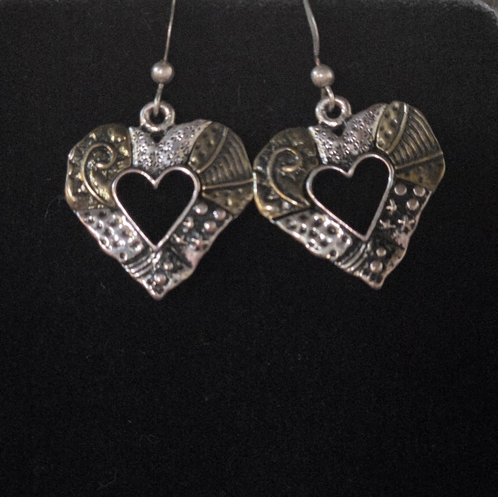 Vintage Heart Pendant Necklace and Earring Set - Picture 8 of 12